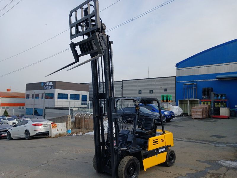 한효진님의 장터 판매 상품 [저렴한 중고지게차 두산 2.5톤 흰지드] 첨부 사진