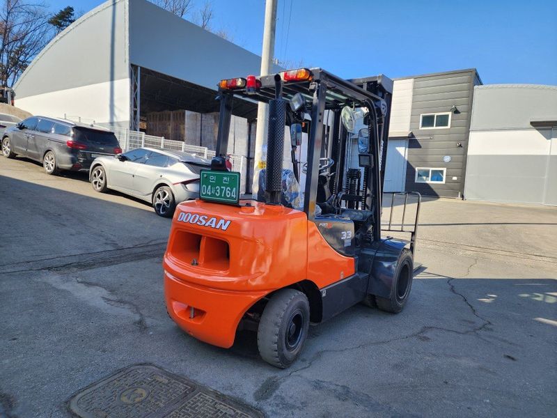 한효진님의 장터 판매 상품 [두산 3.3톤 3단 디젤 중고지게차 ] 첨부 사진