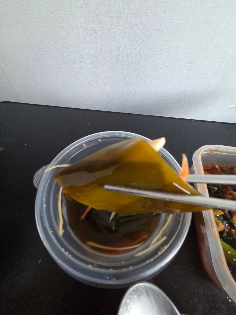 김진국님의 장터 판매 상품 [전남완도 25년 햇원초 생 다시마 1kg,다시마장아찌(500g),톳장아찌(500g)] 첨부 사진