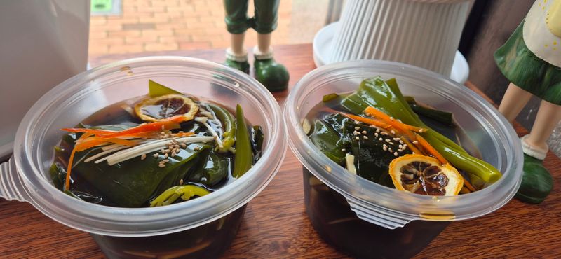 장터 상품 [전남완도 25년 햇원초 생 다시마 1kg,다시마장아찌(500g),톳장아찌(500g)] 썸네일