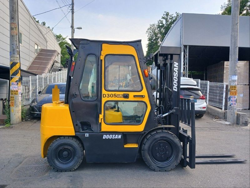 장터 상품 [두산 3톤 3단마스트 디젤 중고지게차 ] 썸네일