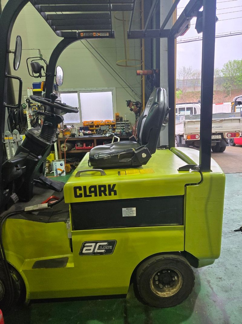 강대성님의 장터 판매 상품 [급매 클라크지게차2톤] 첨부 사진