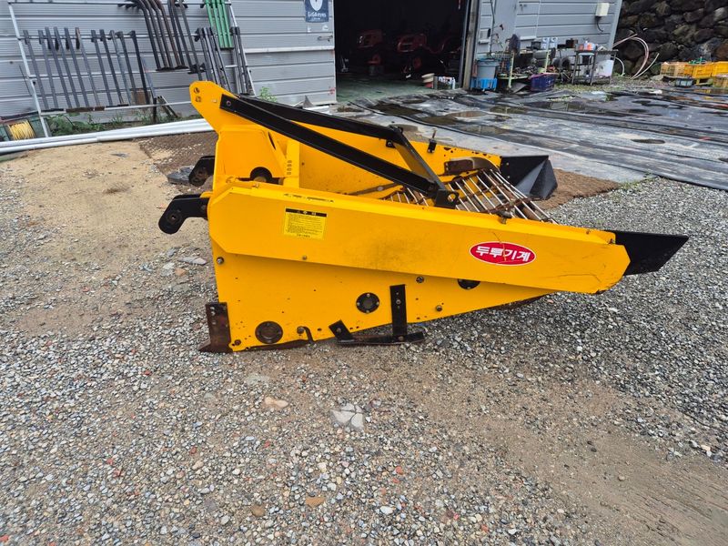 장터 상품 [트랙터용땅속작물수확기] 썸네일