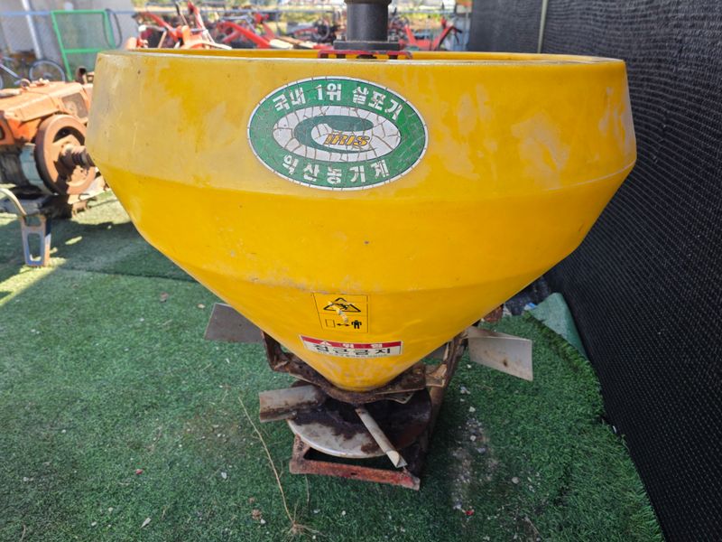 최도윤(중고농기계)님의 장터 판매 상품 [트렉터용 유압식 비료살포기 판매합니다] 첨부 사진