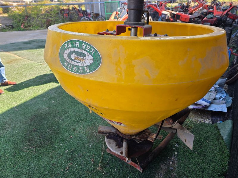 장터 상품 [트렉터용 유압식 비료살포기 판매합니다] 썸네일