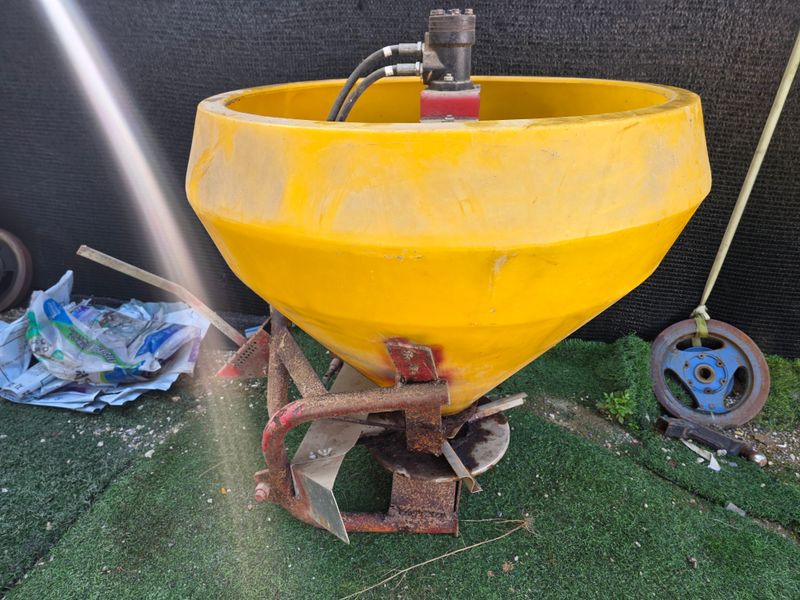 최도윤(중고농기계)님의 장터 판매 상품 [트렉터용 유압식 비료살포기 판매합니다] 첨부 사진