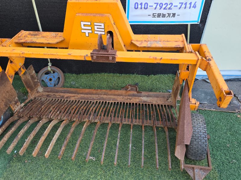 최도윤(중고농기계)님의 장터 판매 상품 [양파,마늘 등 땅속작물 수확기 판매합니다 ] 첨부 사진