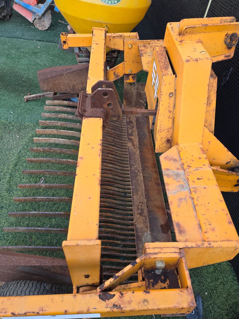 최도윤(중고농기계)님의 장터 판매 상품 [양파,마늘 등 땅속작물 수확기 판매합니다 ] 첨부 사진