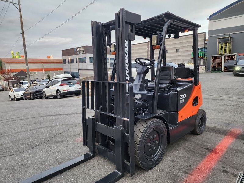 장터 상품 [두산 2톤 힘좋은 디젤 중고지게차 ] 썸네일