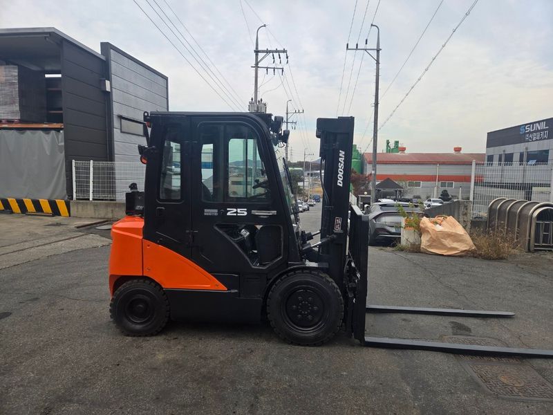 한효진님의 장터 판매 상품 [두산 2.5톤 디젤 중고지게차 자동발 캐빈] 첨부 사진