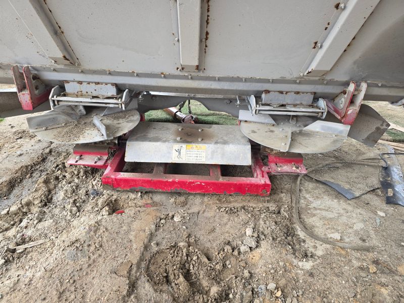 최도윤(중고농기계)님의 장터 판매 상품 [트렉터용비료,유기질 살포기 판매합니다] 첨부 사진