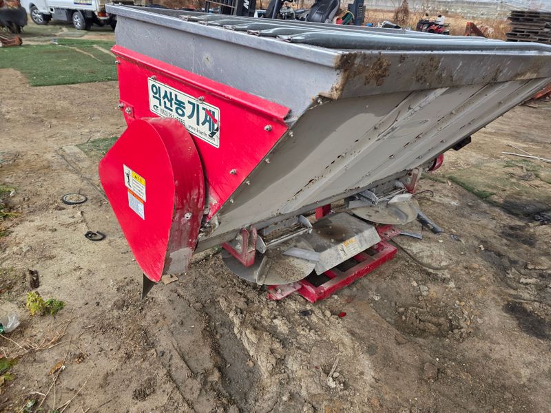 최도윤(중고농기계)님의 장터 판매 상품 [트렉터용비료,유기질 살포기 판매합니다] 첨부 사진