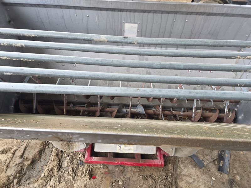 최도윤(중고농기계)님의 장터 판매 상품 [트렉터용비료,유기질 살포기 판매합니다] 첨부 사진