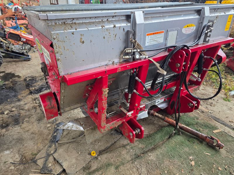 최도윤(중고농기계)님의 장터 판매 상품 [트렉터용비료,유기질 살포기 판매합니다] 첨부 사진