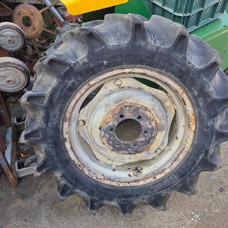 김문규님의 장터 판매 상품 [중고 트렉터 앞바퀴 사이즈(9.5-20)] 첨부 사진