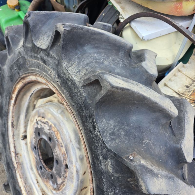 김문규님의 장터 판매 상품 [중고 트렉터 앞바퀴 사이즈(9.5-20)] 첨부 사진