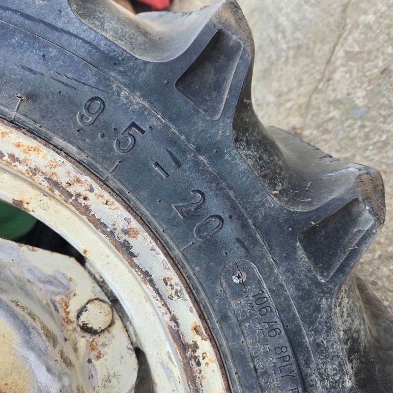 김문규님의 장터 판매 상품 [중고 트렉터 앞바퀴 사이즈(9.5-20)] 첨부 사진