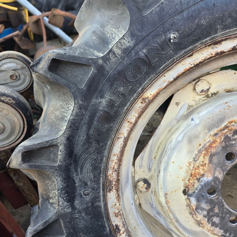 김문규님의 장터 판매 상품 [중고 트렉터 앞바퀴 사이즈(9.5-20)] 첨부 사진