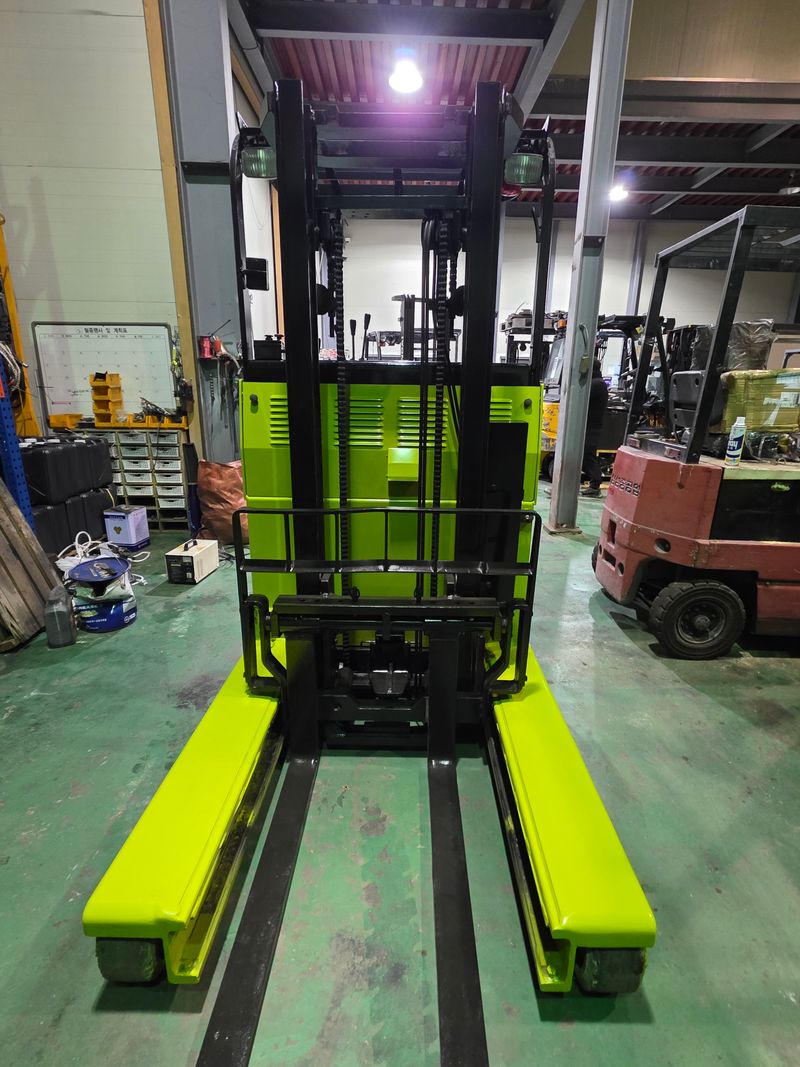 강대성님의 장터 판매 상품 [급매 클라크 전동지게차2.5톤] 첨부 사진