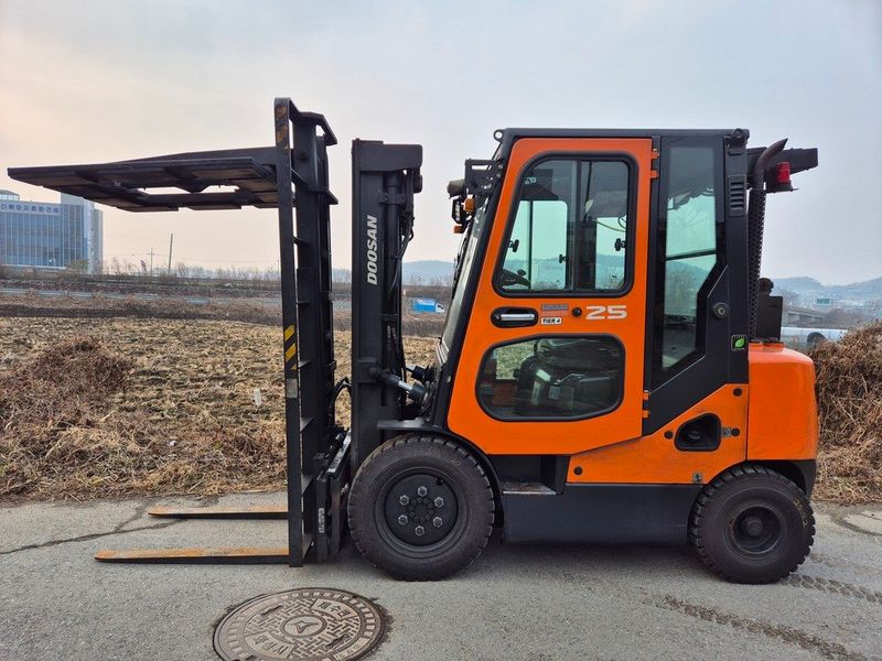 장터 상품 [두산지게차 D25SE-7 스테빌라이저,풀옵션,4스풀,사이드쉬프트] 썸네일