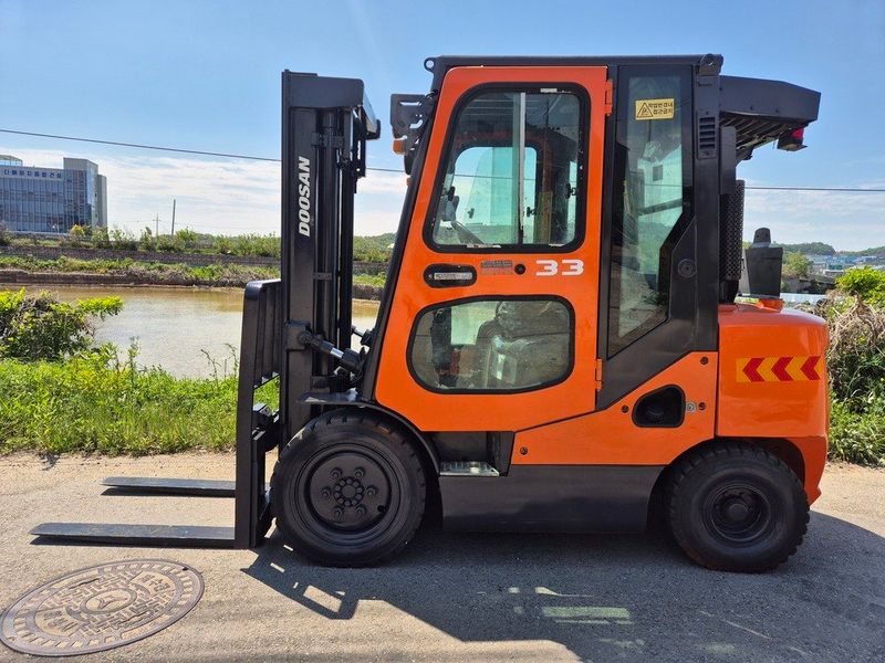 장터 상품 [[중고지게차] 두산D33SE-7, 풀캐빈, 에어컨 히터 작동] 썸네일