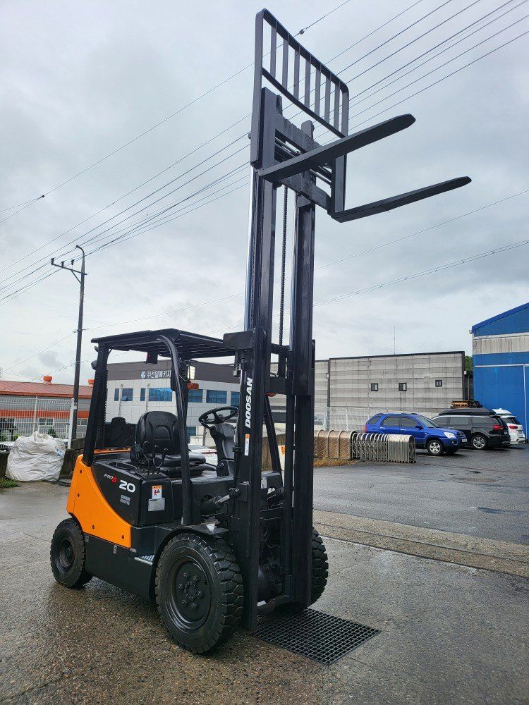 한효진님의 장터 판매 상품 [두산 2톤 디젤 중고지게차 자동발 장착!] 첨부 사진