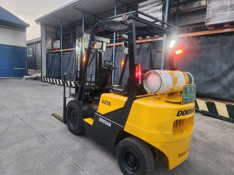 한효진님의 장터 판매 상품 [두산 2.5톤 가스 중고지게차] 첨부 사진