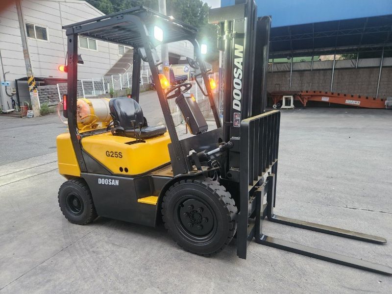 한효진님의 장터 판매 상품 [두산 2.5톤 가스 중고지게차] 첨부 사진