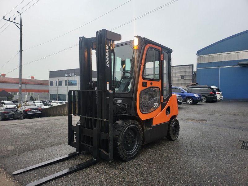 한효진님의 장터 판매 상품 [두산 3톤 디젤 중고지게차 (3단마스트,캐빈)] 첨부 사진