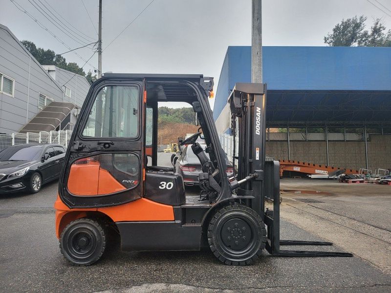 한효진님의 장터 판매 상품 [두산 3톤 디젤 중고지게차 (3단마스트,캐빈)] 첨부 사진