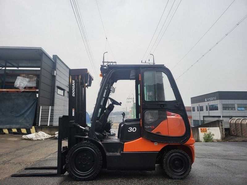 한효진님의 장터 판매 상품 [두산 3톤 디젤 중고지게차 (3단마스트,캐빈)] 첨부 사진