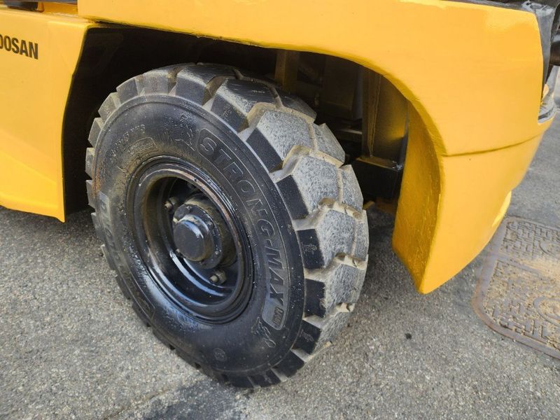 한효진님의 장터 판매 상품 [두산 노랭이5톤 디젤 중고지게차 (자동발,캐빈,습식)] 첨부 사진