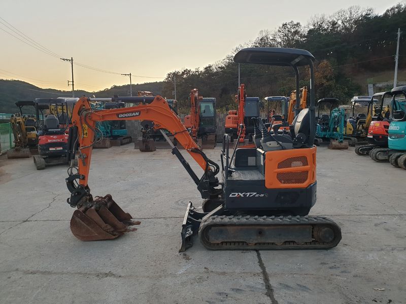 중고굴삭기 김동윤님의 장터 판매 상품 [부가세없는 중고미니굴삭기 두산DX17] 첨부 사진