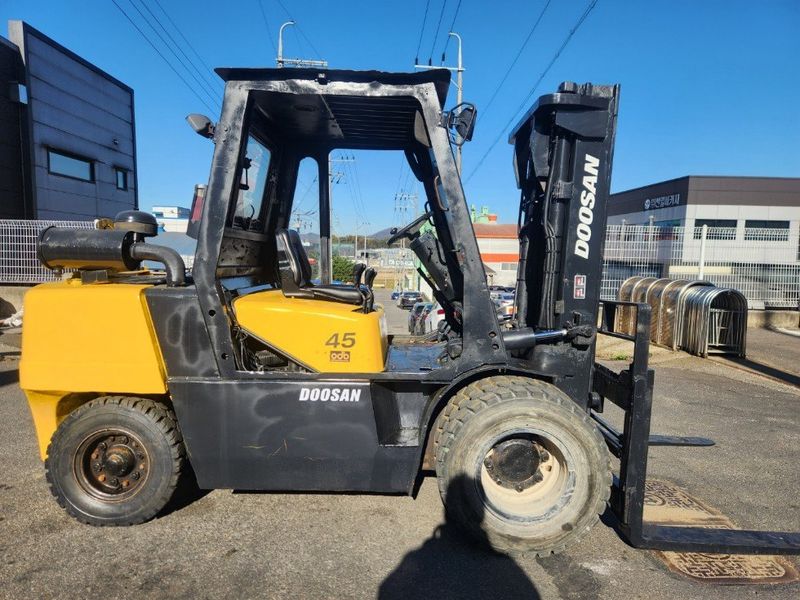 한효진님의 장터 판매 상품 [중고지게차 두산 디젤4.5톤 (자동발,습식브레이크)] 첨부 사진