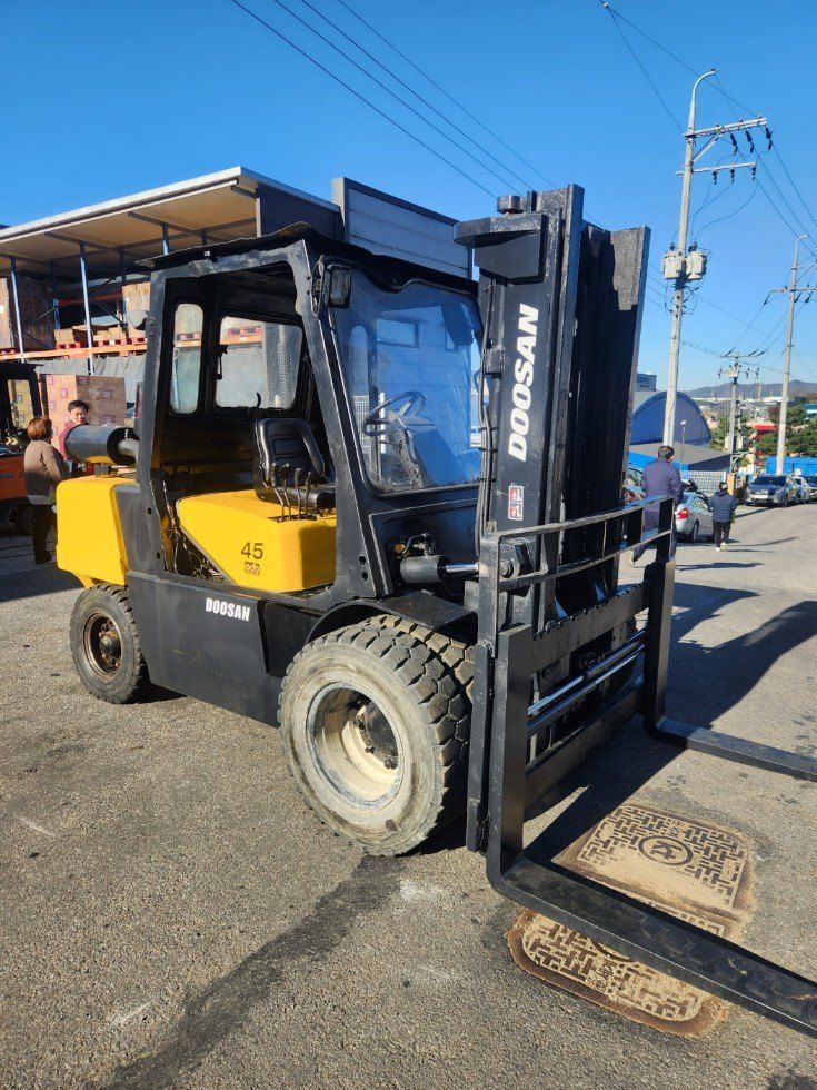 한효진님의 장터 판매 상품 [중고지게차 두산 디젤4.5톤 (자동발,습식브레이크)] 첨부 사진