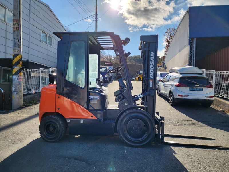 한효진님의 장터 판매 상품 [두산 2.5톤 디젤 중고지게차(싸이드쉬프트)] 첨부 사진