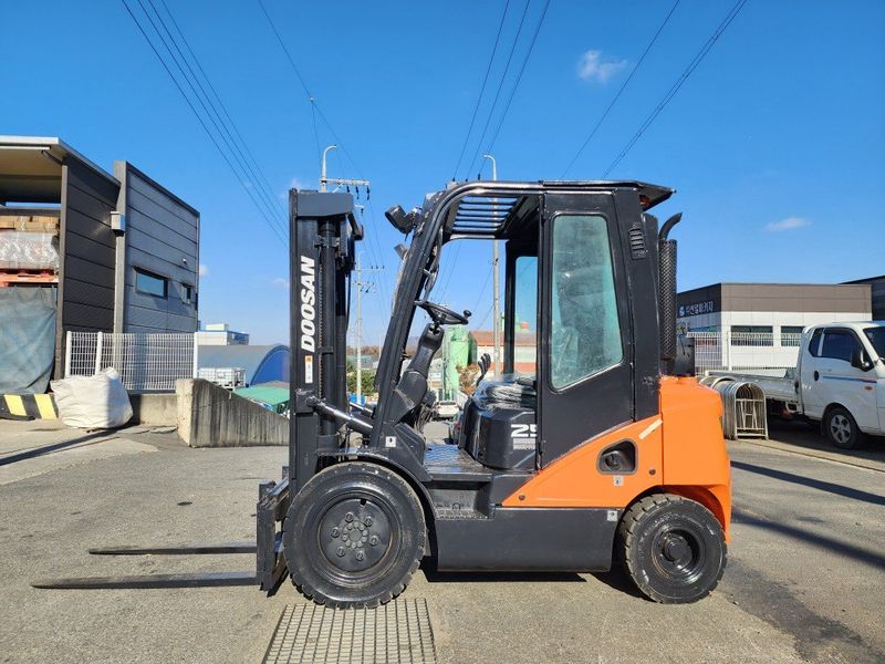 한효진님의 장터 판매 상품 [두산 2.5톤 디젤 중고지게차(싸이드쉬프트)] 첨부 사진