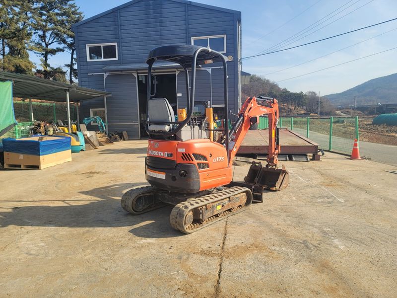 중고굴삭기 김동윤님의 장터 판매 상품 [부가세없는 중고미니굴삭기 구보다U17(신차급 가동시간)] 첨부 사진