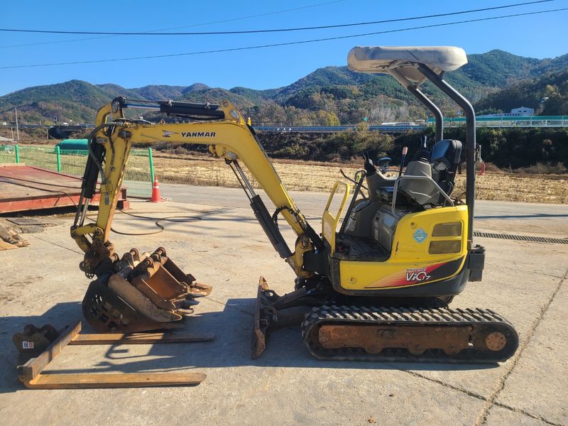 장터 상품 [중고미니굴삭기 얀마VIO17 지겟발 채버킷 포함] 썸네일