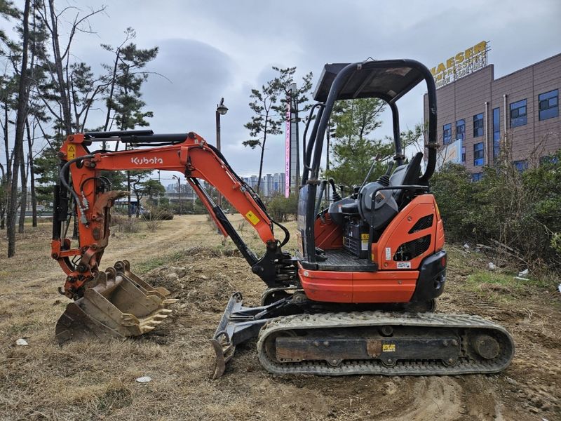 중고굴삭기 김동윤님의 장터 판매 상품 [2톤급 중고미니굴삭기 구보다U20 코끼리집게 저가동] 첨부 사진