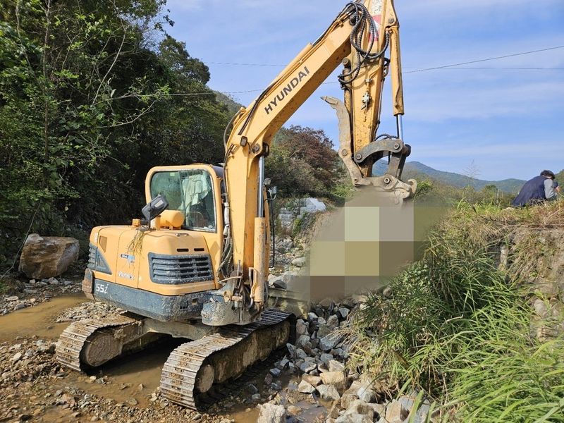 중고굴삭기 김동윤님의 장터 판매 상품 [중고굴삭기 현대R55i코집] 첨부 사진