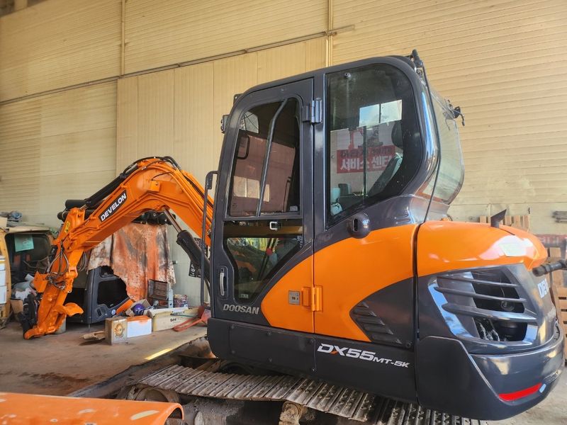 중고굴삭기 김동윤님의 장터 판매 상품 [무서류 중고굴삭기 두산DX55코집] 첨부 사진