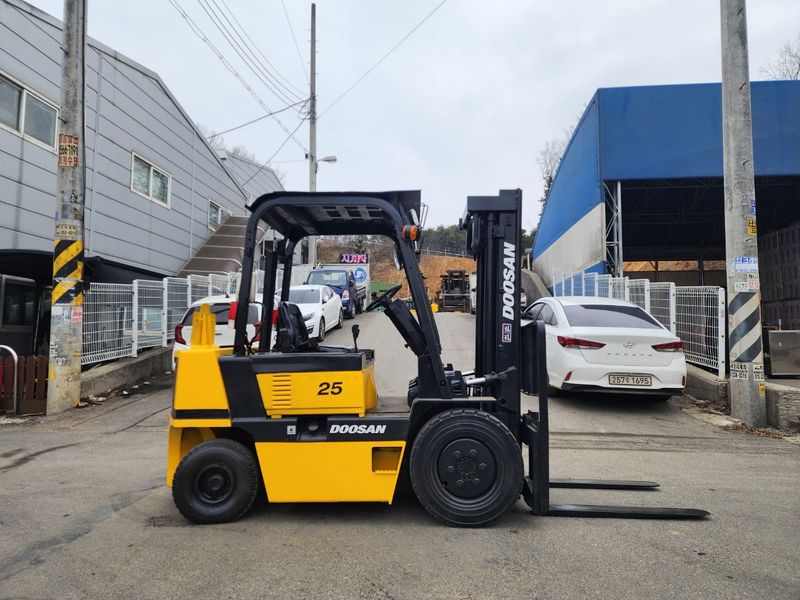 한효진님의 장터 판매 상품 [저렴한 중고지게차 두산 디젤2.5톤 ] 첨부 사진