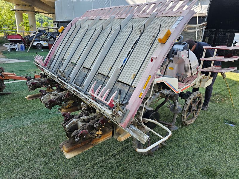 최도윤(중고농기계)님의 장터 판매 상품 [국제 6조식 승용이양기 판매합니다.] 첨부 사진