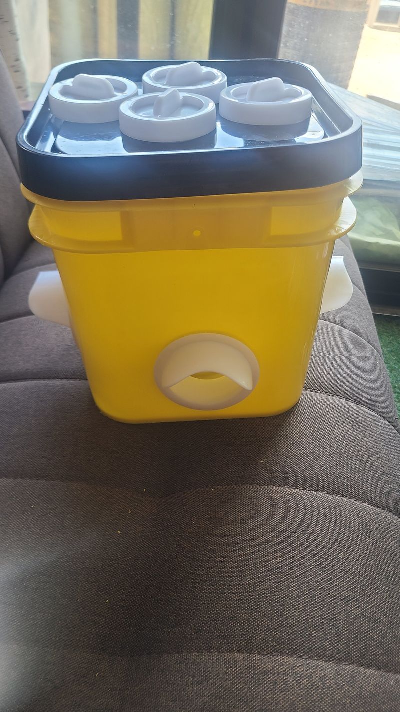 봉주르님의 장터 판매 상품 [10리터 닭사료 급여기 ] 첨부 사진