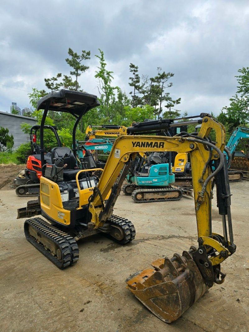 장터 상품 [중고미니굴삭기 얀마VIO172018년식] 썸네일