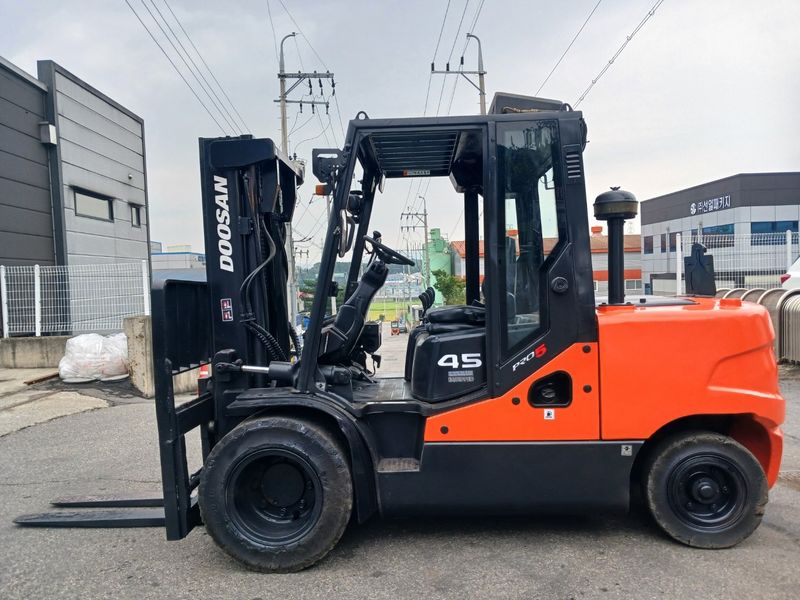 한효진님의 장터 판매 상품 [두산 4.5톤 자동발 디젤 중고지게차 ] 첨부 사진