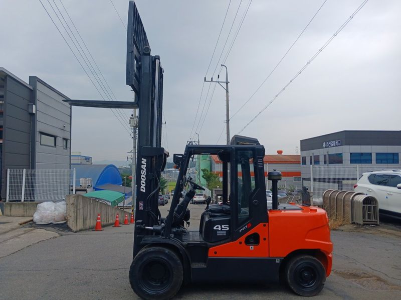 한효진님의 장터 판매 상품 [두산 4.5톤 자동발 디젤 중고지게차 ] 첨부 사진