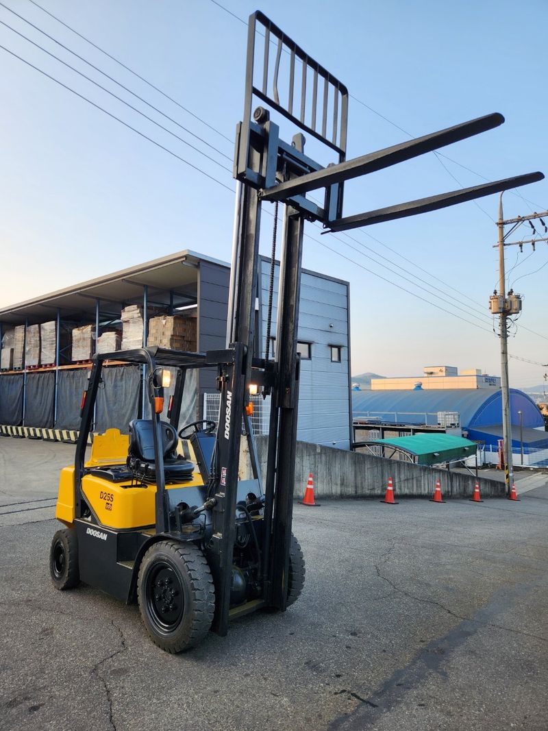 한효진님의 장터 판매 상품 [두산 노랭이 2.5톤 중고지게차 (싸이드쉬프트)] 첨부 사진