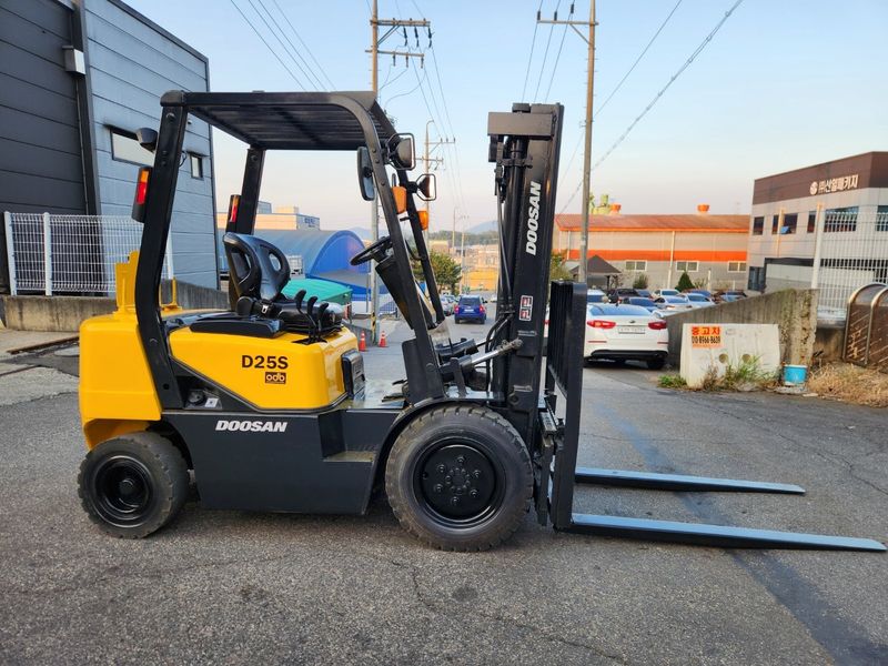 한효진님의 장터 판매 상품 [두산 노랭이 2.5톤 중고지게차 (싸이드쉬프트)] 첨부 사진